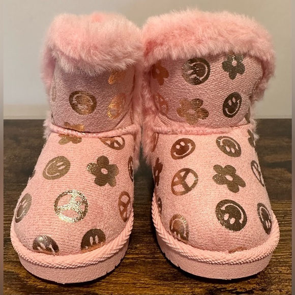 Olivia Miller Girl Pink Peace/Smile Girls Faux Fur Boots NWT Size Toddler 5 - Picture 6 of 6